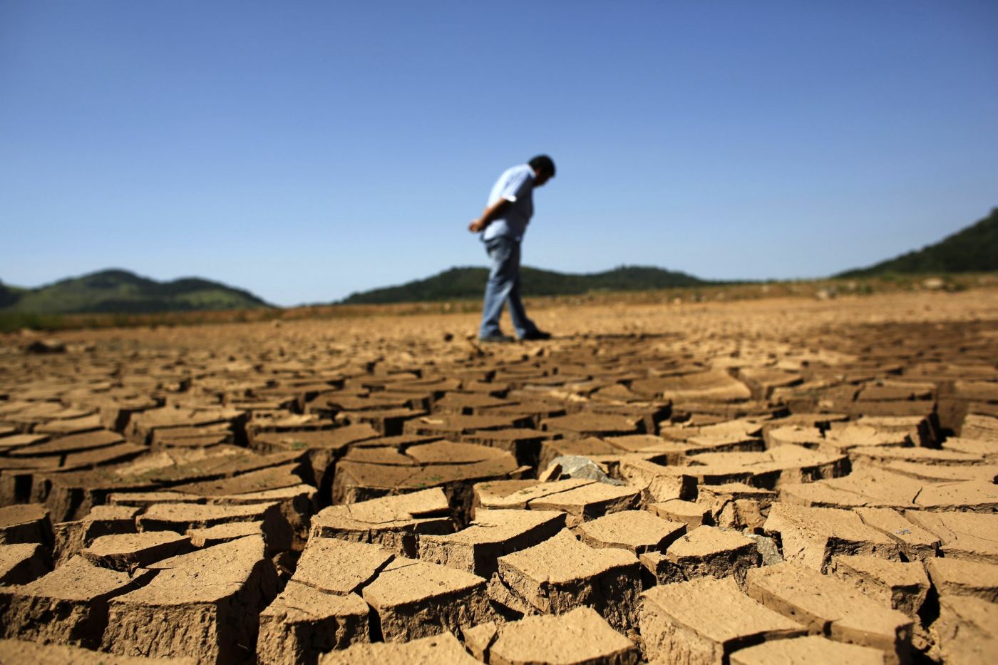 Cracked, drought-affected earth — the global water scarcity crisis U-Ctrl's research responds to